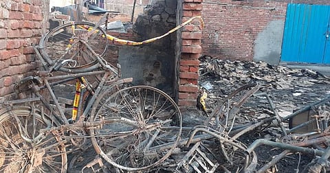 गोकुलपुरी अग्निकांड में जलकर राख हुए घर के समान / फोटो: पूनम, द मूकनायक 