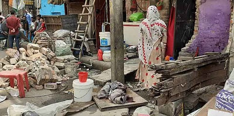 शौचालय का मलबा संभालती महिला, जहांगीरपुरी, दिल्ली  / फोटो - पूनम मसीह, द मूकनायक 