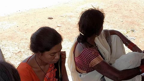 मृतक धनसाय के पड़ोसी, फोटो- अंकित पचौरी, द मूकनायक 
