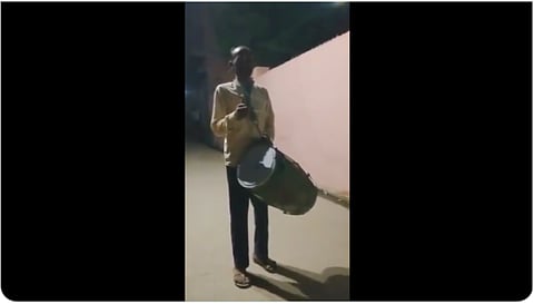 दलितों के खिलाफ मुनादी करता युवक / फोटो साभार - ट्विटर 