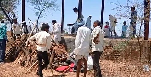 दलित परिवार को श्मशान घाट के चबूतरे पर अंतिम संस्कार से रोका गया / फोटो साभार - @SurajKrBauddh