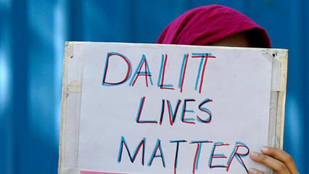उत्तर प्रदेश: दलितों ने घर के सामने लगाया ‘मकान बिकाऊ’ का पोस्टर, जानिए क्या है दलितों के पलायन का मामला!