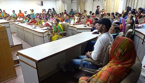 संगोष्ठी में मौजूद घरेलू महिला कामगार [फोटो- अरुण कुमार वर्मा, द मूकनायक]