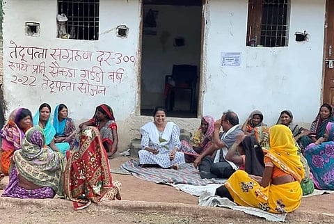 पैडवुमेन माया विश्वकर्मा लोगों को मासिक धर्म के प्रति जागरूक करती हुईं। फोटो- पूनम मसीह, द मूकनायक 