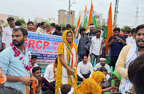 पानी के लिए सरकार से लड़ाई लड़ रही आदिवासी महिला [फोटो - अब्दुल माहिर, द मूकनायक]