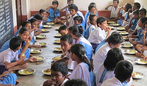 लाखों बच्चों को पौष्टिक भोजन का अधिकार पाने के लिए जल्द ही चाहिए होगा आधार कार्ड