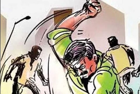 UP: कुर्सी पर बैठा दलित प्रधान गांव के सवर्ण के सामने नहीं हुआ खड़ा, मारपीट करने का आरोप