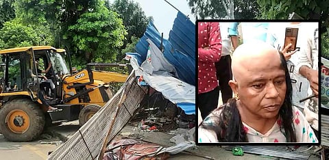 नगर निगम के बुलडोजर की कार्रवाई के विरोध में महिला दुकानदार ने अपना सिर मुंडवा लिया [फोटो- कवीश अजीज]