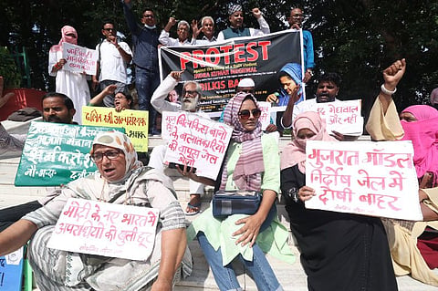 इंद्र मेघवाल व बिलकिस बानो को न्याय दिलाने के लिए लखनऊ में प्रोटेस्ट [फोटो- कवीश अजीज]