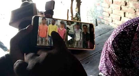 आरिफ घटना के समय 40 किमी दूर पलिया में अपने पिता के साथ मौजूद था। हकीम ने इसकी पुष्टि की। आरिफ की तस्वीर पर उंगली रखकर पहचान करता हकीम। [फोटो- सत्य प्रकाश भारती, द मूकनायक]