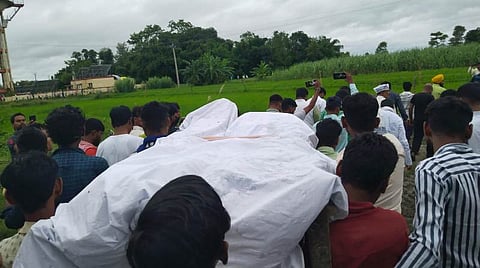दोनों बहनों को अंतिम संस्कार के लिए ले जाते ग्रामीण [फोटो- सत्य प्रकाश भारती, द मूकनायक]