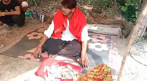 मूर्ति ऑनलाइन मंगवाकर खेत में दबाया, जुताई करते समय मिलने व 500 साल पुरानी होने का किया दावा