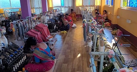 कभी घर से बाहर नहीं निकलने वाली यह महिलाएं आज अन्य महिलाओं को आर्थिक रूप से मजबूत होने का दे रहीं संदेश [फोटो- पूनम मसीह, द मूकनायक]