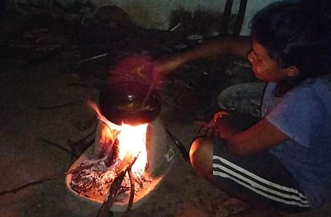 अंधेरे में खाना बनाते हुए गांव की एक लड़की [फोटो- सत्य प्रकाश भारती, द मूकनायक] 