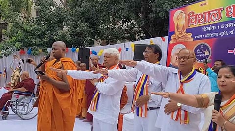 अशोक विजयदशमी के दिन 10 हजार लोगों ने ली बौद्ध दीक्षा [फोटो- पूनम मसीह, द मूकनायक]