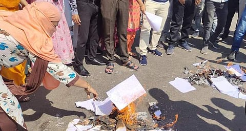 सेवा नियमों की प्रतियां जलाते कार्मिक [फोटो- अब्दुल माहिर, द मूकनायक]