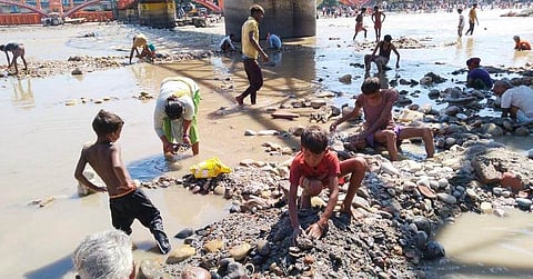 हरिद्वार में हरि की पौड़ी के घाटों के पास गंगा नदी में पैसे व कीमती धातुओं को खोजते दलित समुदाय के लोग [फोटो- सत्य प्रकाश भारती, द मूकनायक]