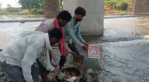 दलित परिवारों ने घरों में लगी हिन्दू देवी-देवताओं की प्रतिमा व चित्र को बैथली नदी में किया विसर्जित [फोटो- अब्दुल माहिर, द मूकनायक]