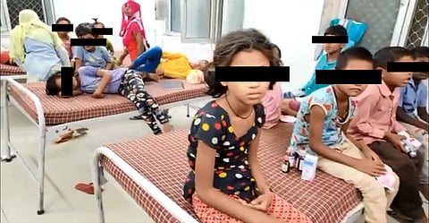 तबीयत बिगड़ने पर अस्पताल में भर्ती हुए प्राथमिक स्कूल के बच्चे (फोटो साभार- Twitter) 