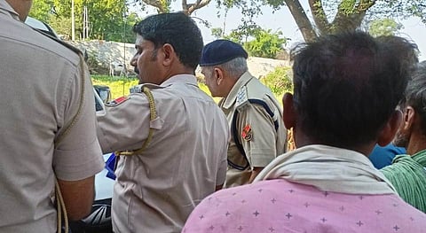 गांव में घटना की जांच करने पहुंची पुलिस [फोटो- अब्दुल माहिर, द मूकनायक]