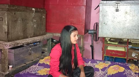 पटना, कमला नेहरू मलिन बस्ती स्थित अपने घर में रिया [फोटो- सत्य प्रकाश भारती, द मूकनायक]