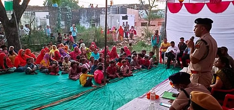 अतिरिक्त पुलिस अधीक्षक हिमांशु शर्मा लोगों को ऑपरेशन रोशनी के बारे में बताते हुए [फोटो- अब्दुल माहिर, द मूकनायक]