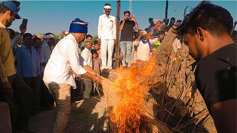 भीम आर्मी चीफ चंद्रशेखर आजाद ने दी मुखाग्नि [फोटो- अब्दुल माहिर, द मूकनायक]