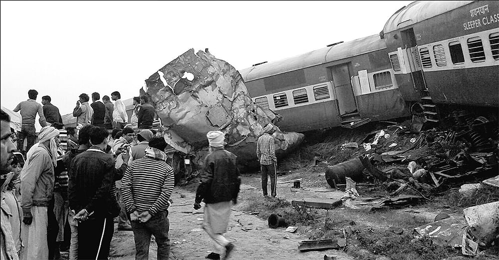 Indore-Patna Express derails near Kanpur; over 100 feared dead