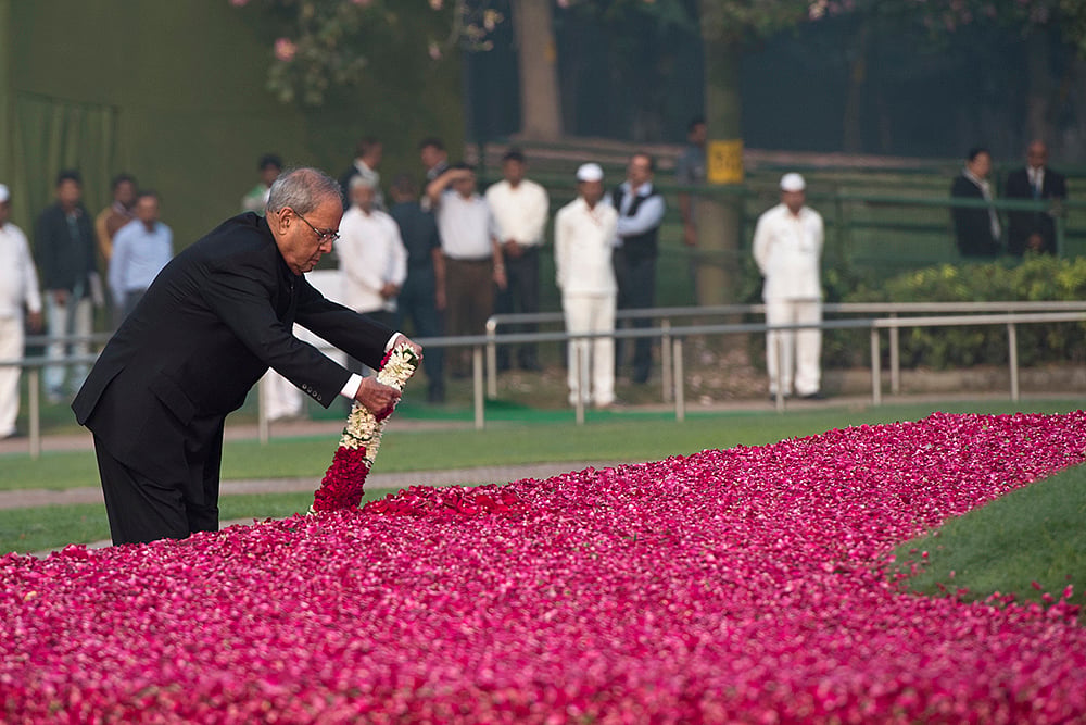 President Pranab Mukherjee pays tribute to India’s first
Prime Minister Jawaharlal Nehru at Shanti Van, New Delhi, November 14, 2016