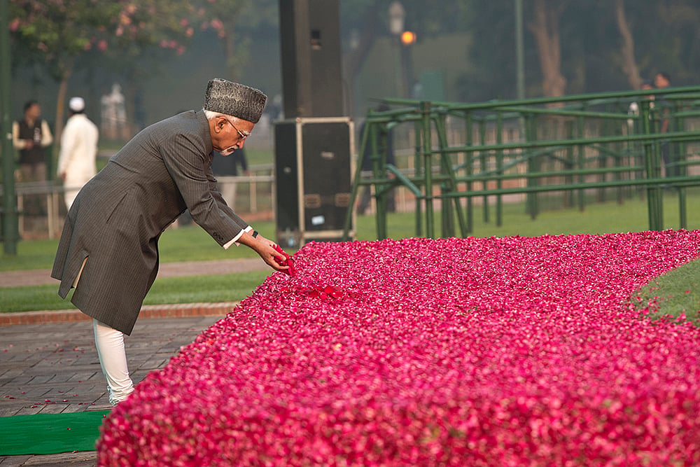 Vice President Hamid Ansari at Shanti Van, New Delhi on India’s
first Prime Minister Jawaharlal Nehru’s 127th birth anniversary,
November 14, 2016