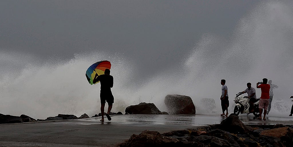 















Cyclone Vardah: AP, TN, Puducherry on
high alert