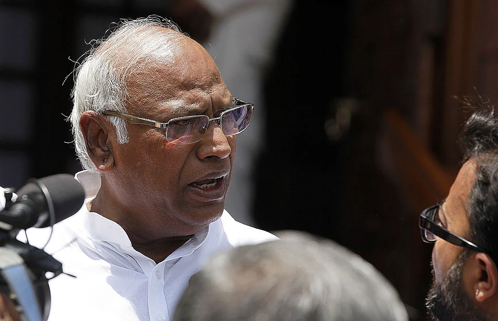 Kharge: Process of selecting Director, CBI has
been vitiated      