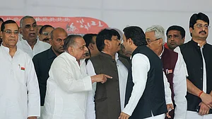 Mulayam Singh Yadav expels Akhilesh Yadav from Samajwadi Party