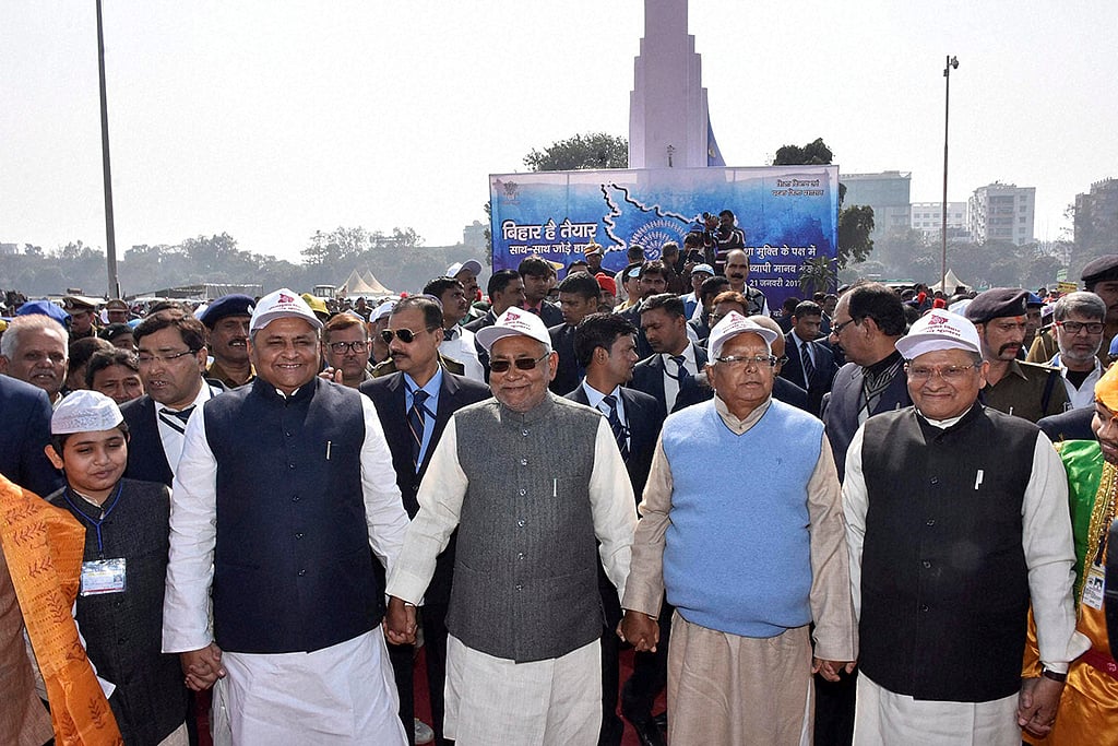 Mixed response to Nitish Kumar’s human chain supporting liquor ban