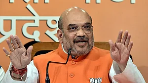 Amit Shah shown black flags by youth Congress workers in Kolkata
