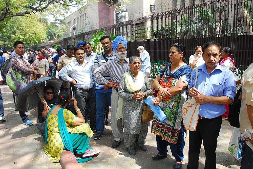 NRIs queue up at RBI to exchange currency