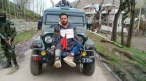 Politicians should face stone pelters in Kashmir: Veterans
