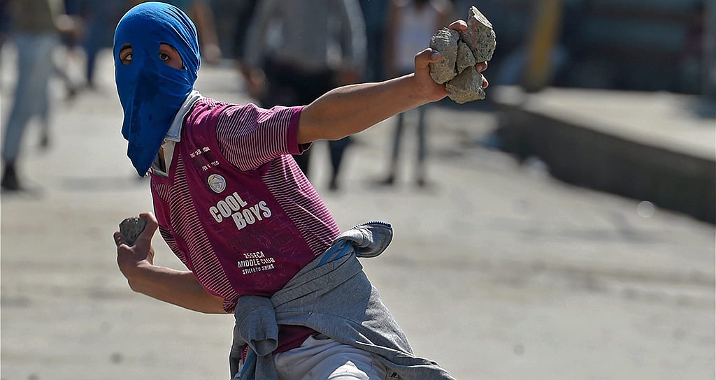 Durbar back in Srinagar, clashes resume