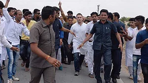 Police detain Rahul Gandhi from entering violence-hit Mandsaur
