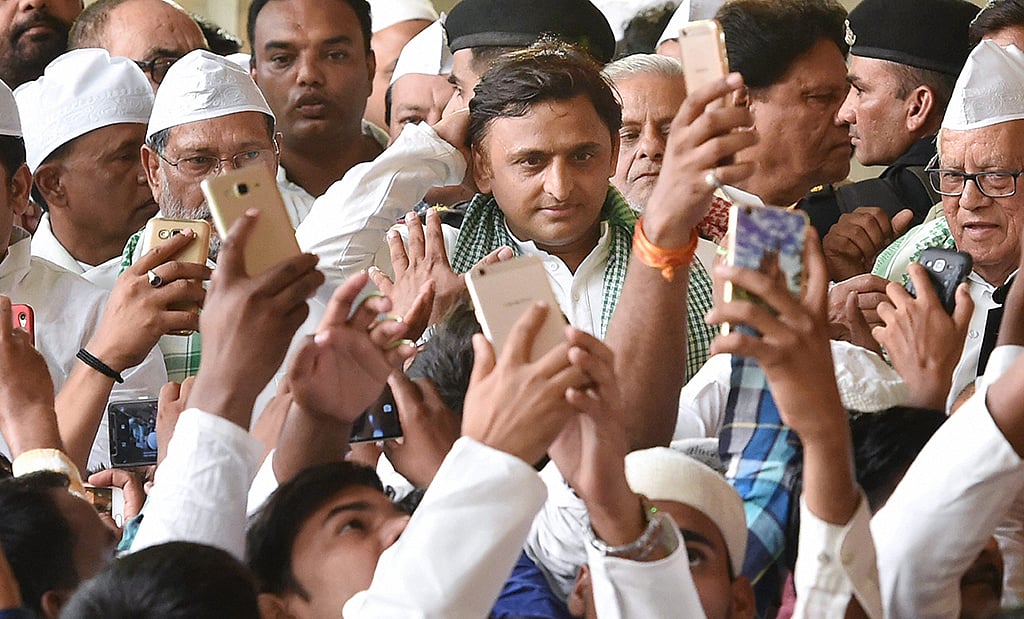 Thaw eludes Mulayam, Akhilesh relationship in Iftar too