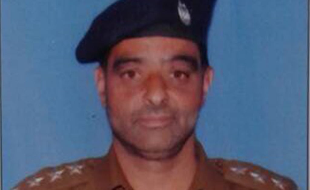 Police officer lynched outside mosque in Srinagar