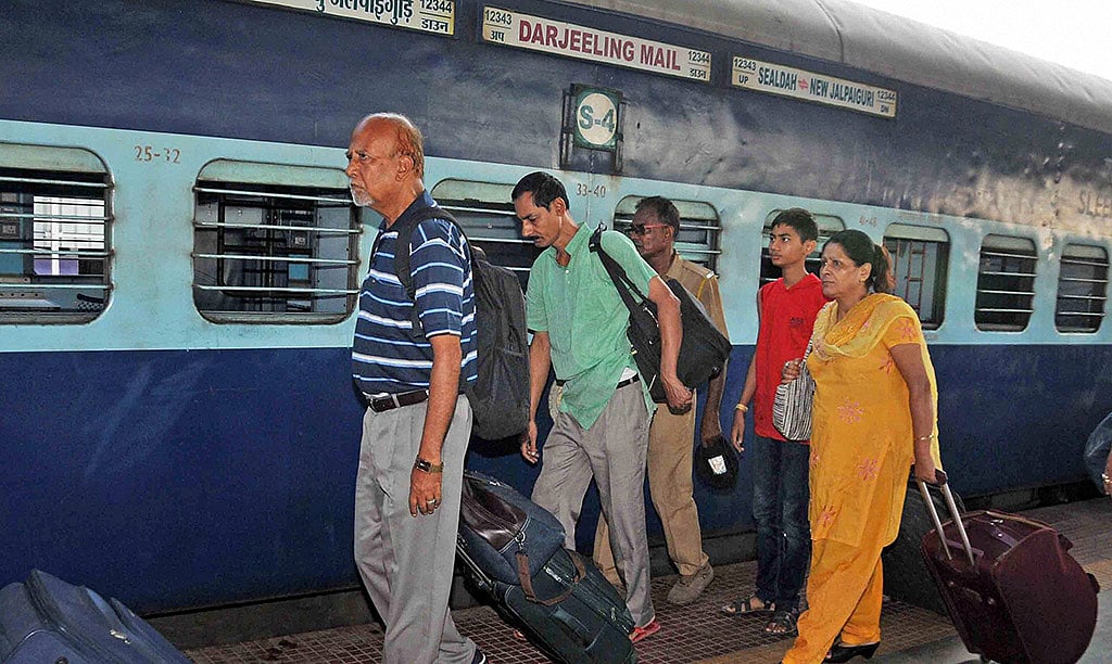 Tourists leave Darjeeling following fresh stir for Gorkhaland