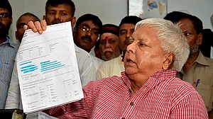 Lalu claims Nitish wanted him to ignore media reports