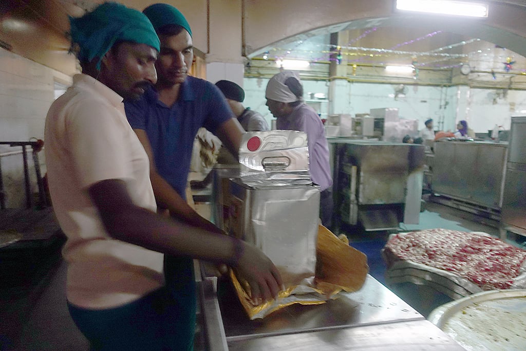 Protesting Tamil farmers’ food comes from Delhi Gurudwara  