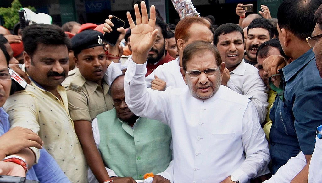 Akhilesh, Sharad Yadav move closer to RJD, Congress may rush senior leader to Patna to avert split