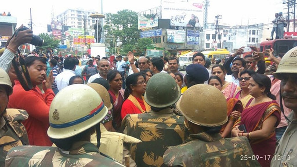 BHU: Varanasi tense, Teesta arrested, demonstration planned at Lanka, protests all over the country