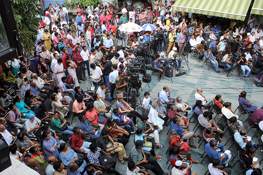 Journalists need to stand united or perish in isolation