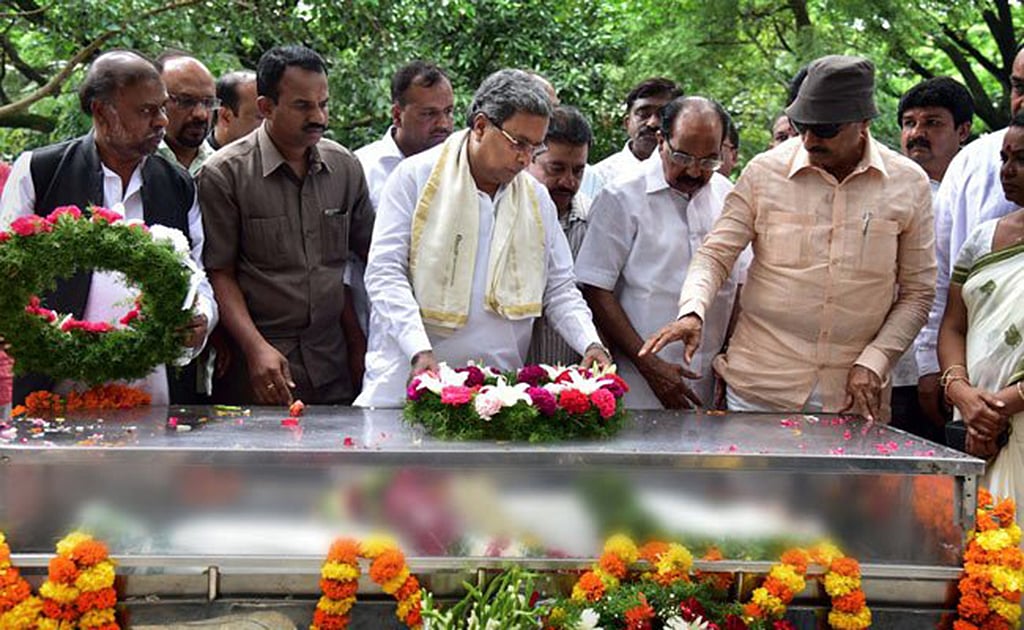 Gauri Lankesh laid to rest,
professional killers used .35 mm pistol to kill her