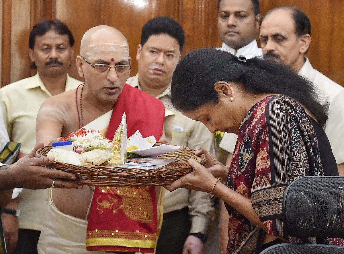 ‘Jai Mata Di’: Priests anoint Nirmala Sitharaman as new Defence Minister 