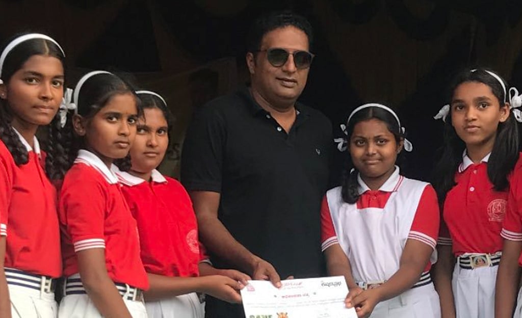 PM is a bigger actor than me, I should give him my award: Prakash Raj 